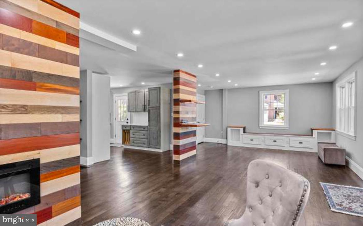WEST OAK LANE - Residential