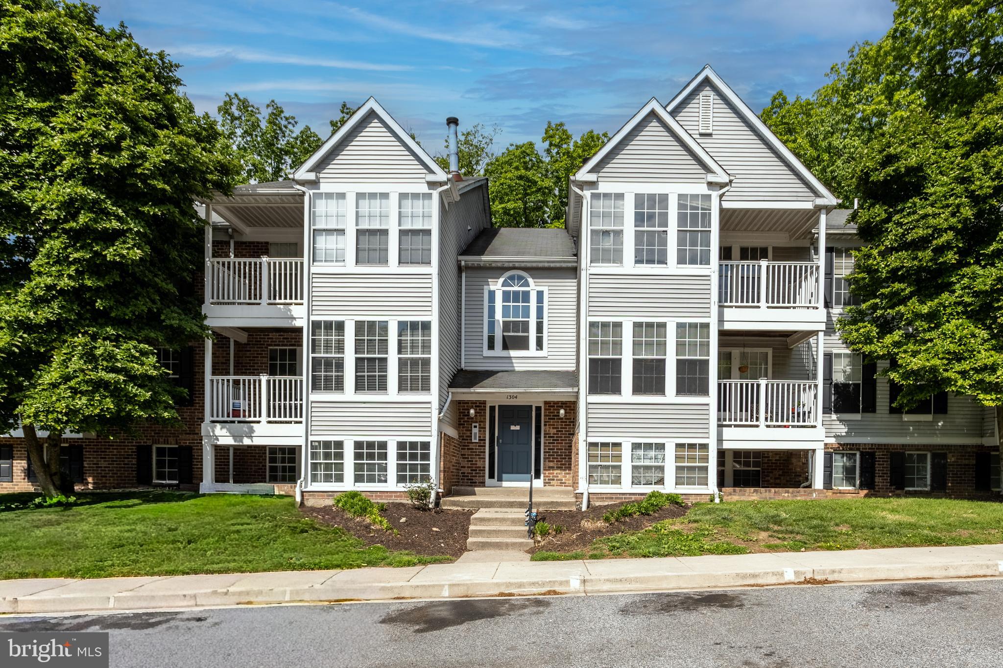 Updated penthouse condo with 2 bedrooms, 2 full baths, primary walk in closet, balcony and breakfast/dining area that is loaded with sunlight. Freshly painted with all new carpet. Kitchen has an abundance of counter and cabinet space. Laundry room is just off of the kitchen. Lots of trees surround the property for shade. Convenient to shopping, restaurants and just minutes from I95.