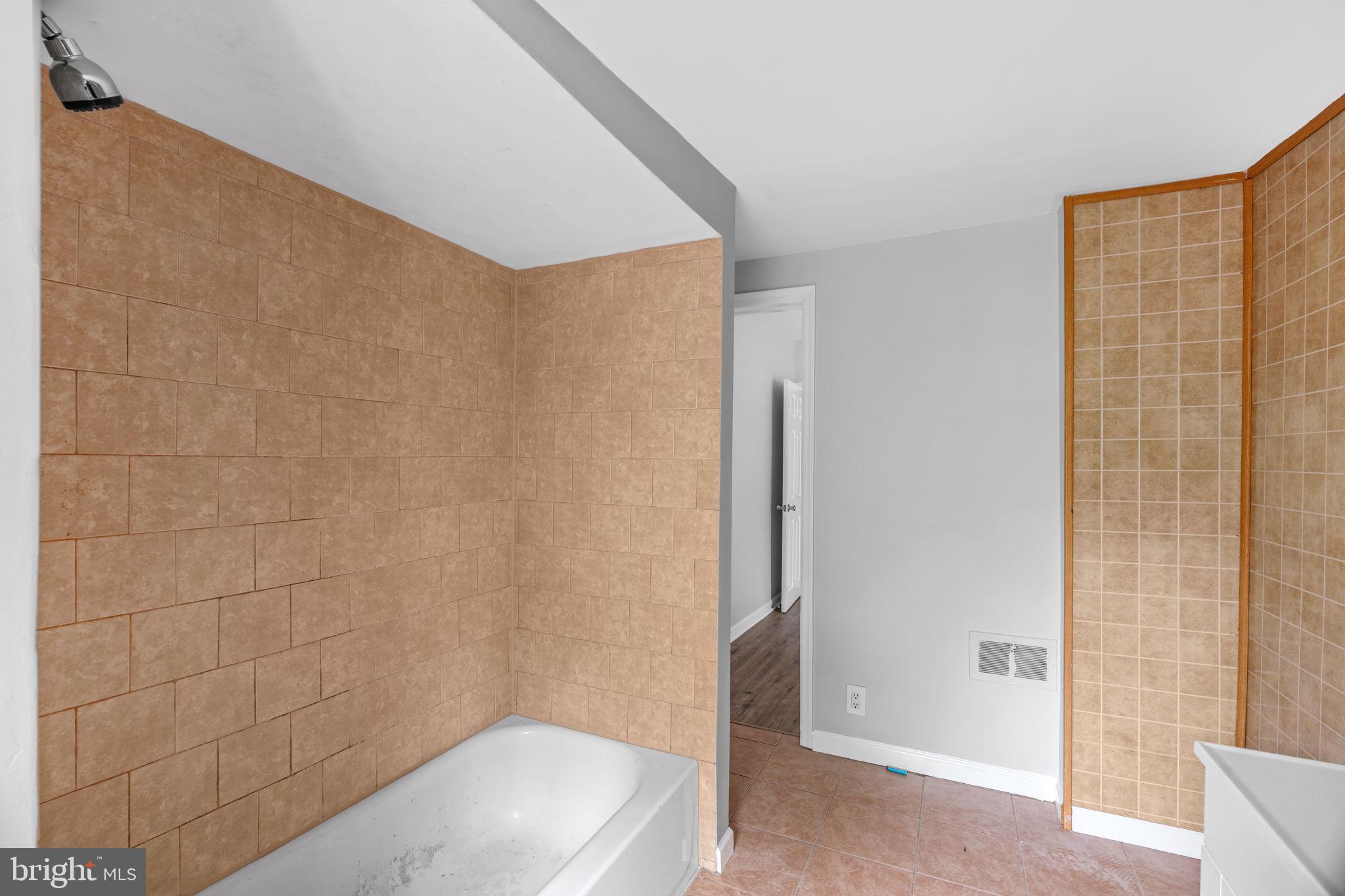 EAST KENSINGTON - Residential