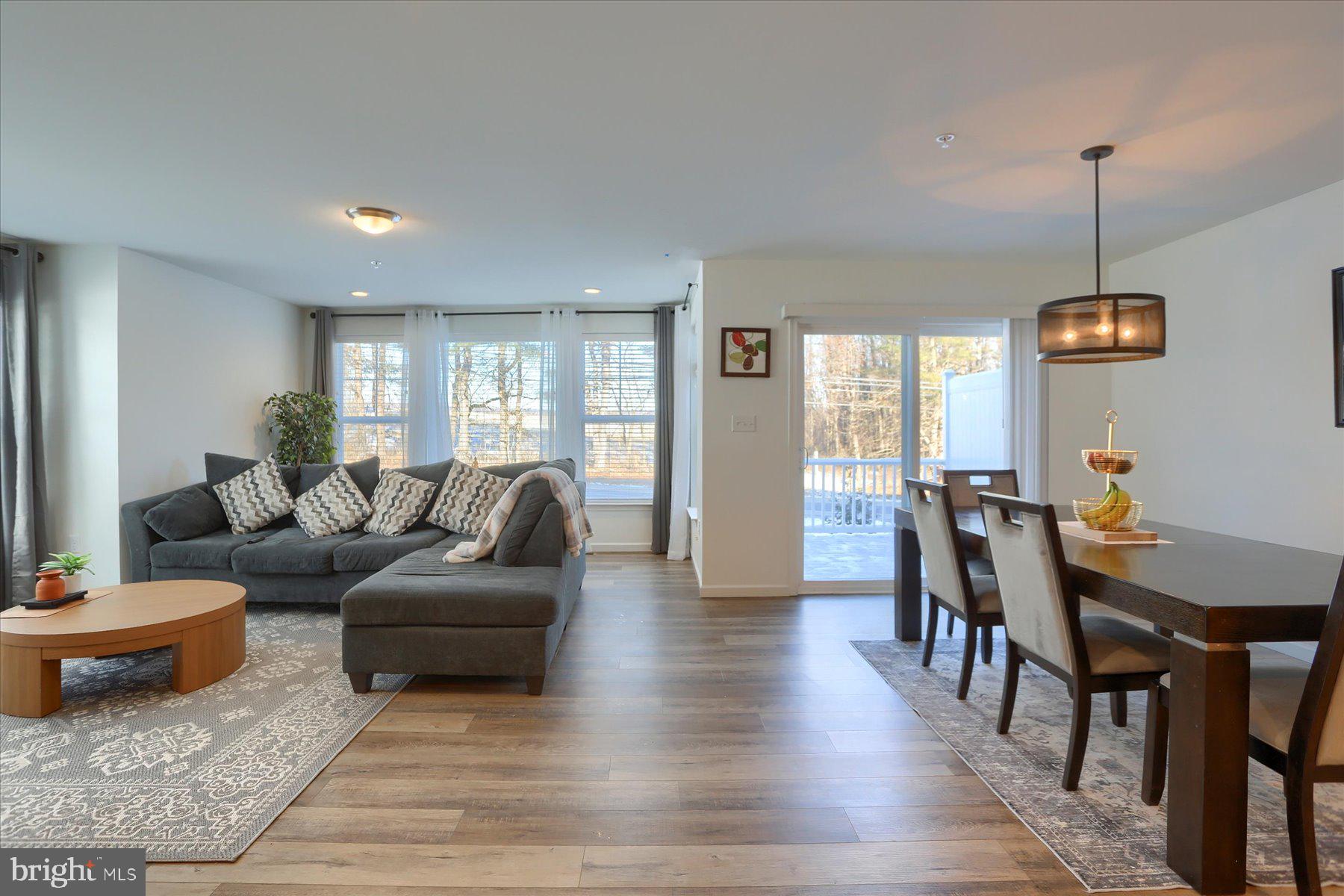 EASTVALE GROVE - Residential