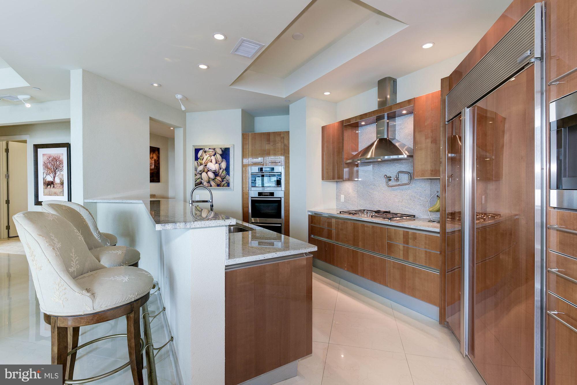 TURNBERRY TOWER - Residential