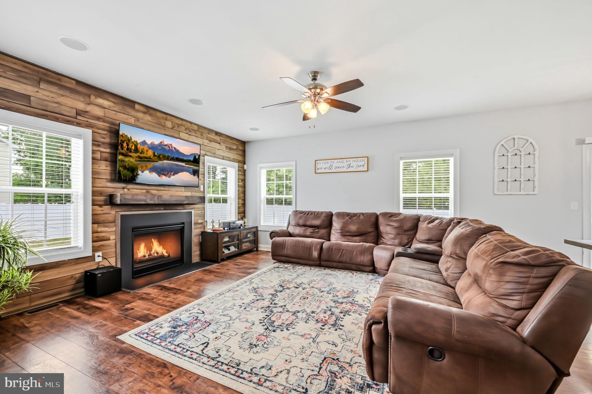 LONGWOOD LAKES - Residential