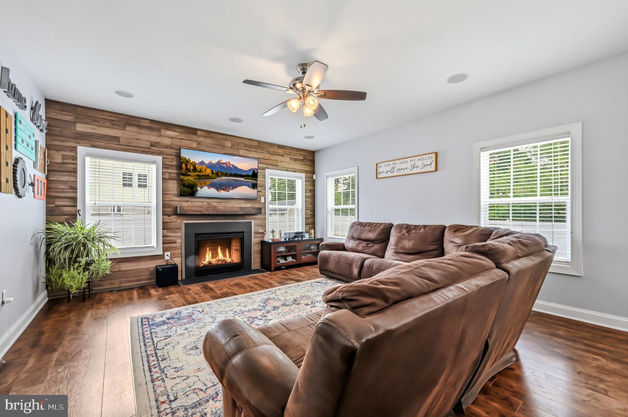 LONGWOOD LAKES - Residential