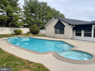 ROLLING HILLS - Residential