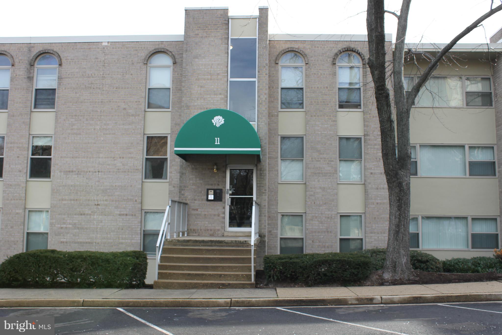 SHORT SALE APPROVED!!!Buyer's finance fell through. Back on the market pending release.  Short sale approved for 225k with 3% cc help.  ONE OF THE BIGGEST 3BR/2FB UNIT IN CANTERBURY SQUARE!! UPDATED BATHROOMS, SPACIOUS BEDROOMS, KITCHEN WITH SS APPLIANCES, CERAMIC FLOORING AND GRANITE COUNTERTOPS, LARGE BALCONY AND MUCH MORE!!!