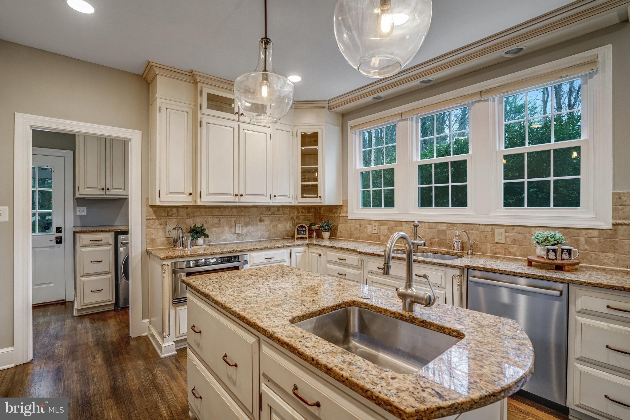 HILLSIDE MANOR - Residential