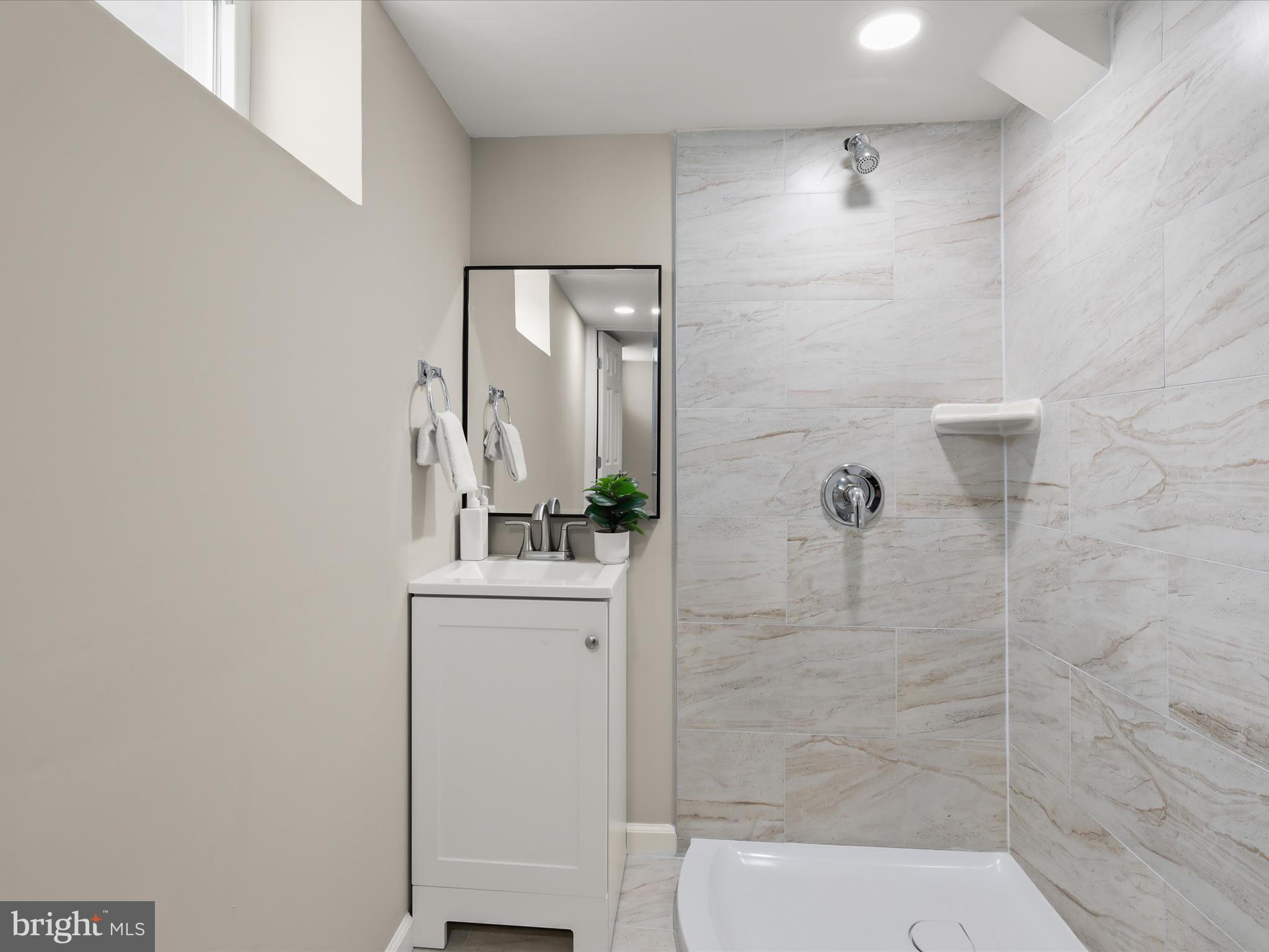 WINDSOR FARMS - Residential