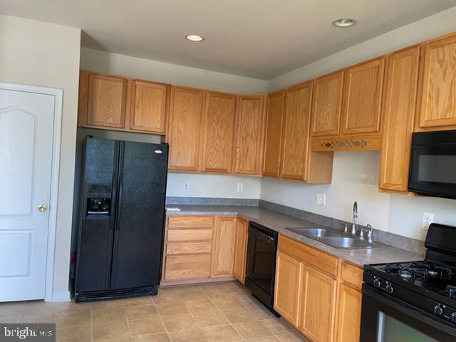 WAKELAND MANOR - Residential Lease