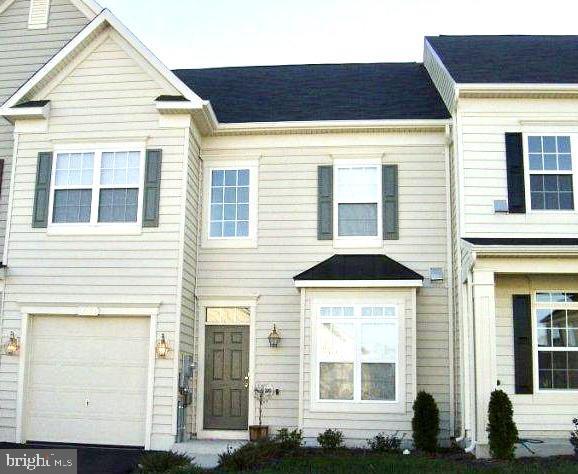 Light and bright townhouse available at Wakeland Manor. Spectacular commuter's location, just minutes to I-81. Spacious kitchen with plenty of cabinets and a pantry. The living room leads out to the partially fenced yard, offering tons of privacy. The bedrooms all have sizeable closets and the master bedroom has walk-in closet and an attached bathroom with dual sinks, shower and tub. Newer carpet throughout and newer laminate flooring in the living room.
Amenity-filled community including a clubhouse, 2 pools, tennis courts, picnic tables, playground, and basketball courts!