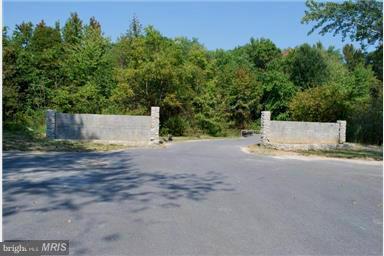 MIDDLE RIVER - Land