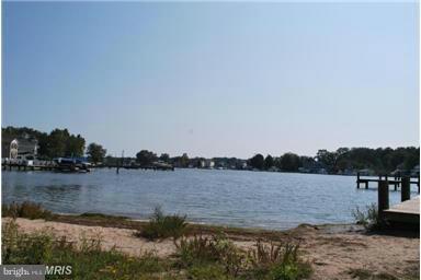 MIDDLE RIVER - Land