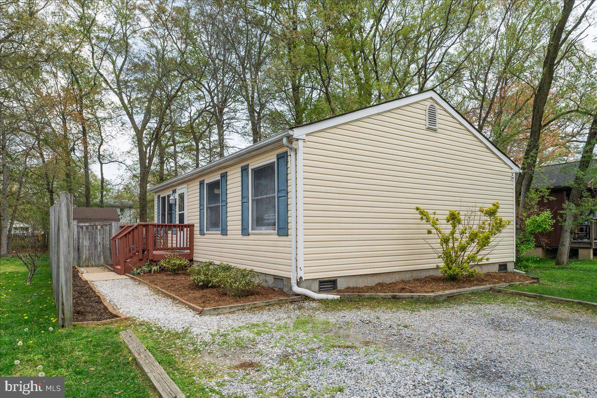 Looking for a great deal on a starter or vacation home in a water privileged community on the Chesapeake Bay? Stop what you're doing and call your agent NOW to book a tour! Located 45 minutes from DC and Andrews Air Force Base, it's a perfect home for your commute. The neighborhood offers  two fishing piers, a swim platform, a playground, baseball diamond, picnic pavilion, boat ramp, and a mile-long Bay-front park. You're going to love living here!