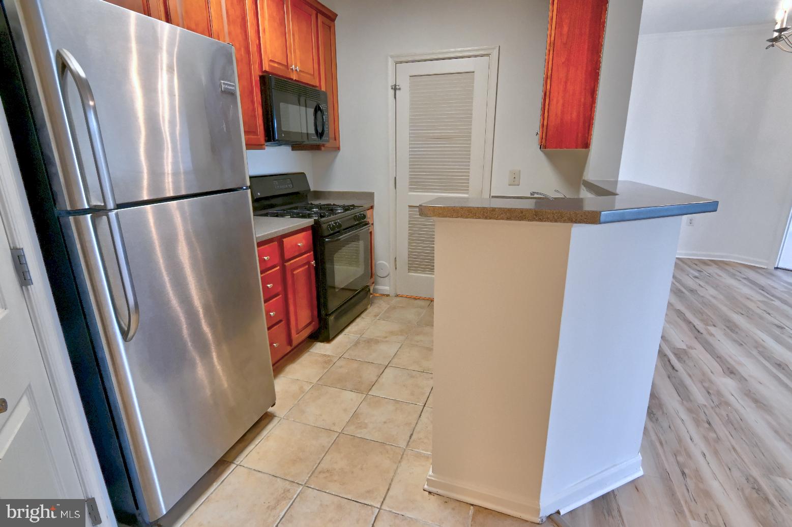 COMMONS ON POTOMAC SQUARE - Residential