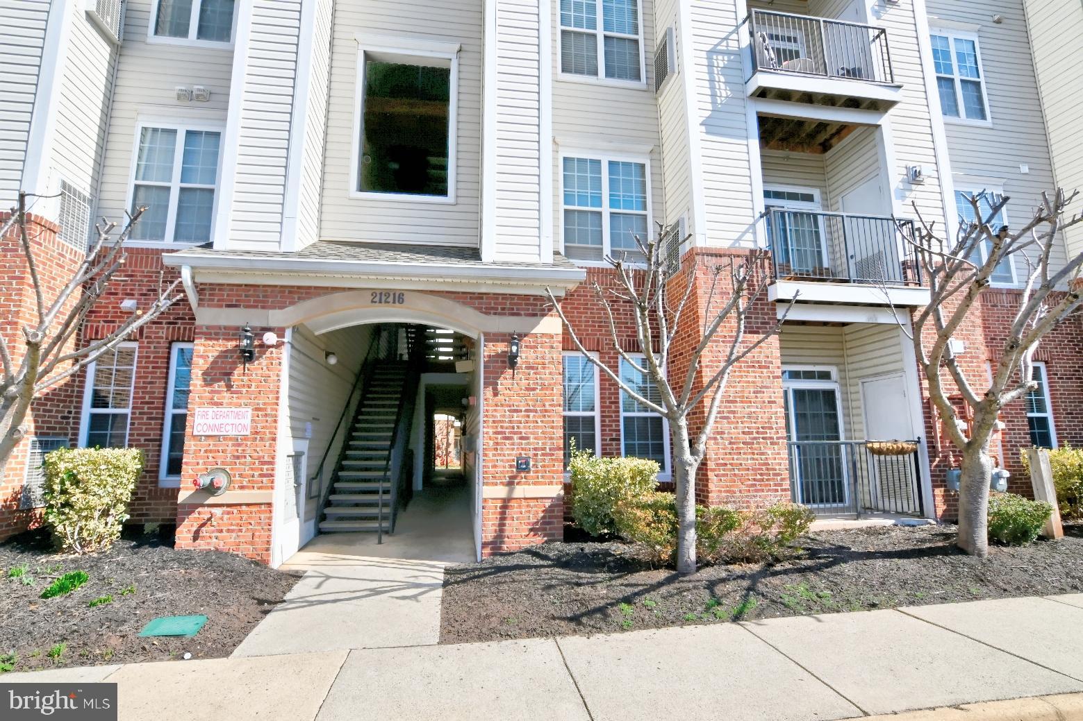 COMMONS ON POTOMAC SQUARE - Residential