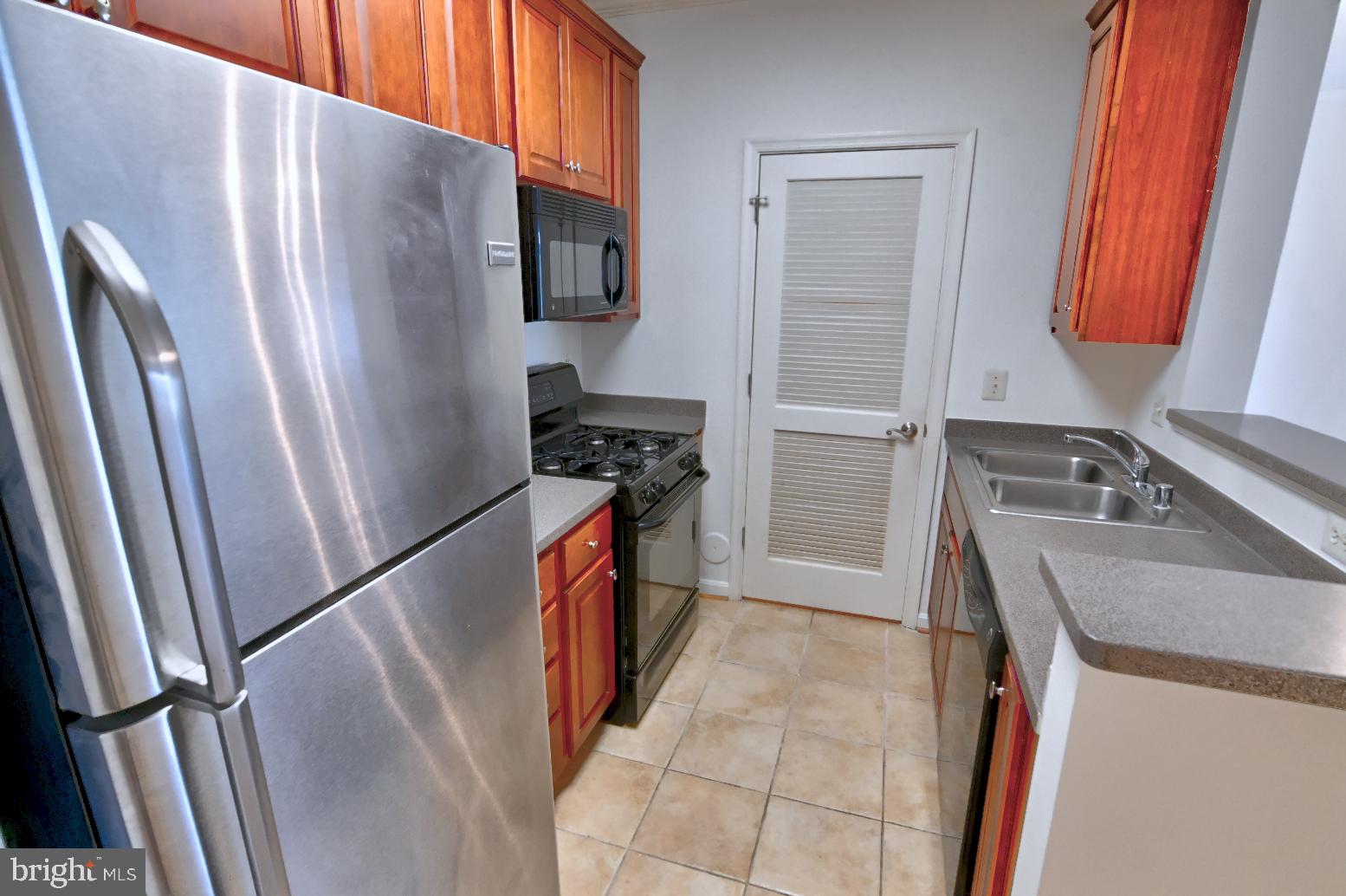 COMMONS ON POTOMAC SQUARE - Residential