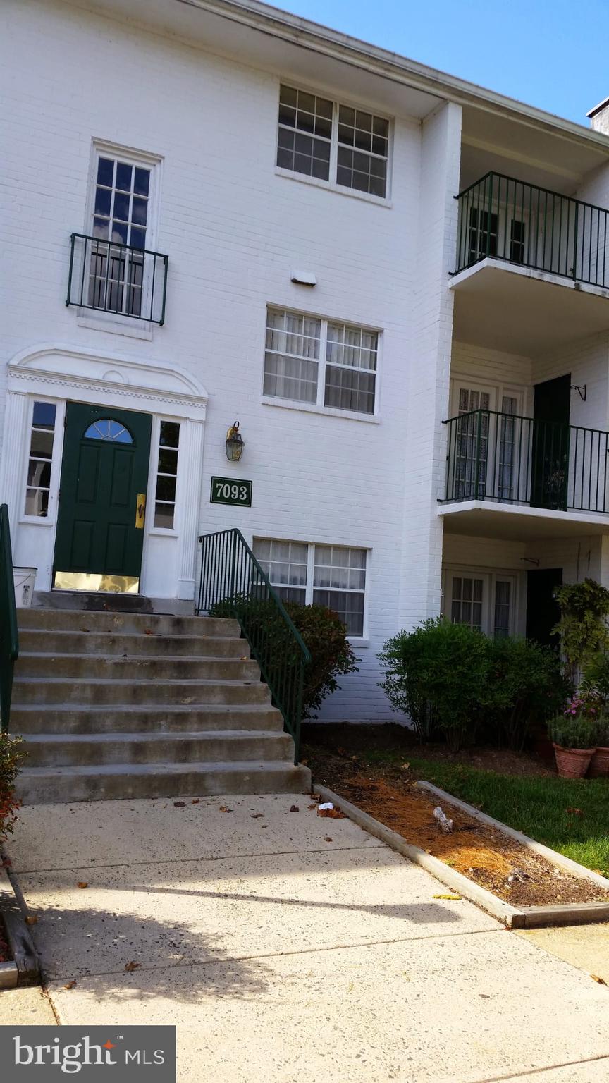 LOCATION  LOCATION  LOCATION !! WALKING DISTANCE FROM SHOPPING CENTER CLOSE TO MAJOR HIGHWAYS AND METRO CENTER !! OPEN LAYOUT WITH THE BALCONY .