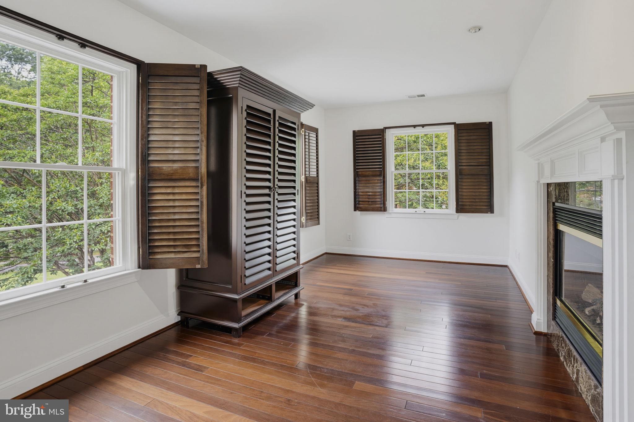 SOUTH RIVER COLONY - Residential