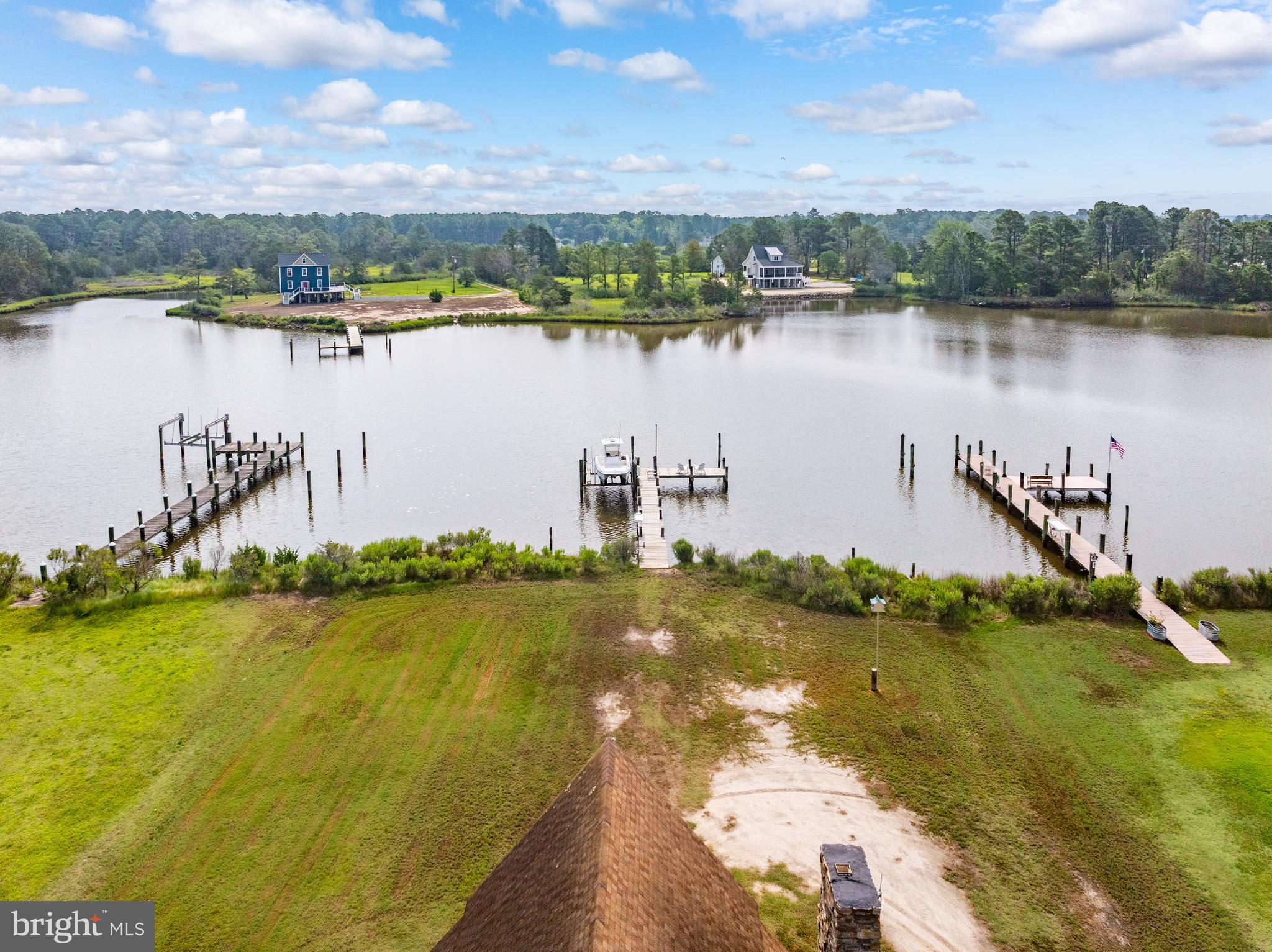 CRAB ISLAND SHORES - Residential