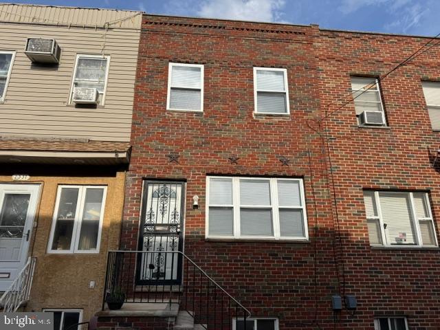Two bedrooms, new beautiful kitchen with new appliances,  modern tile bathroom, new linoleum planks, Living room, dining room, sliding doors to large yard. Walking distance to supermarkets, restaurants, shopping, etc. Accessible to 76East, I95, Walt Whitman Bridge.