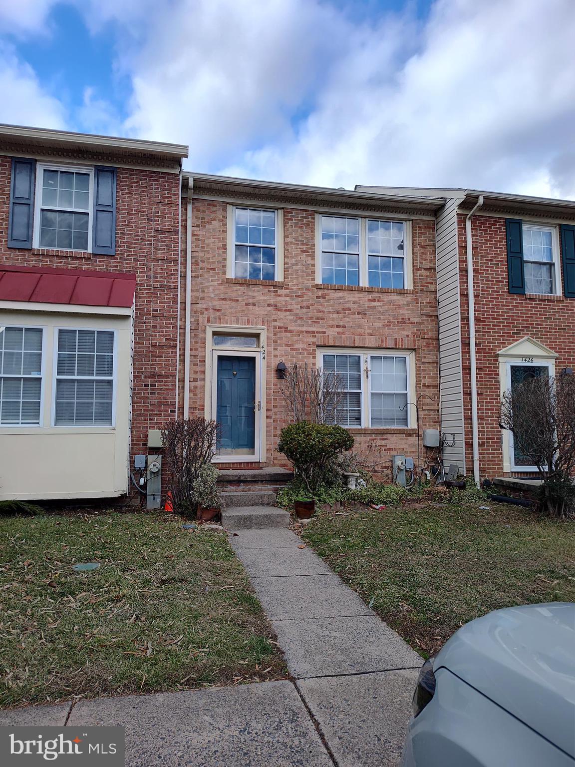 Freshly painted, new carept and hardword blank flooring.  Move in ready. Great location in Stoneliegh Square.