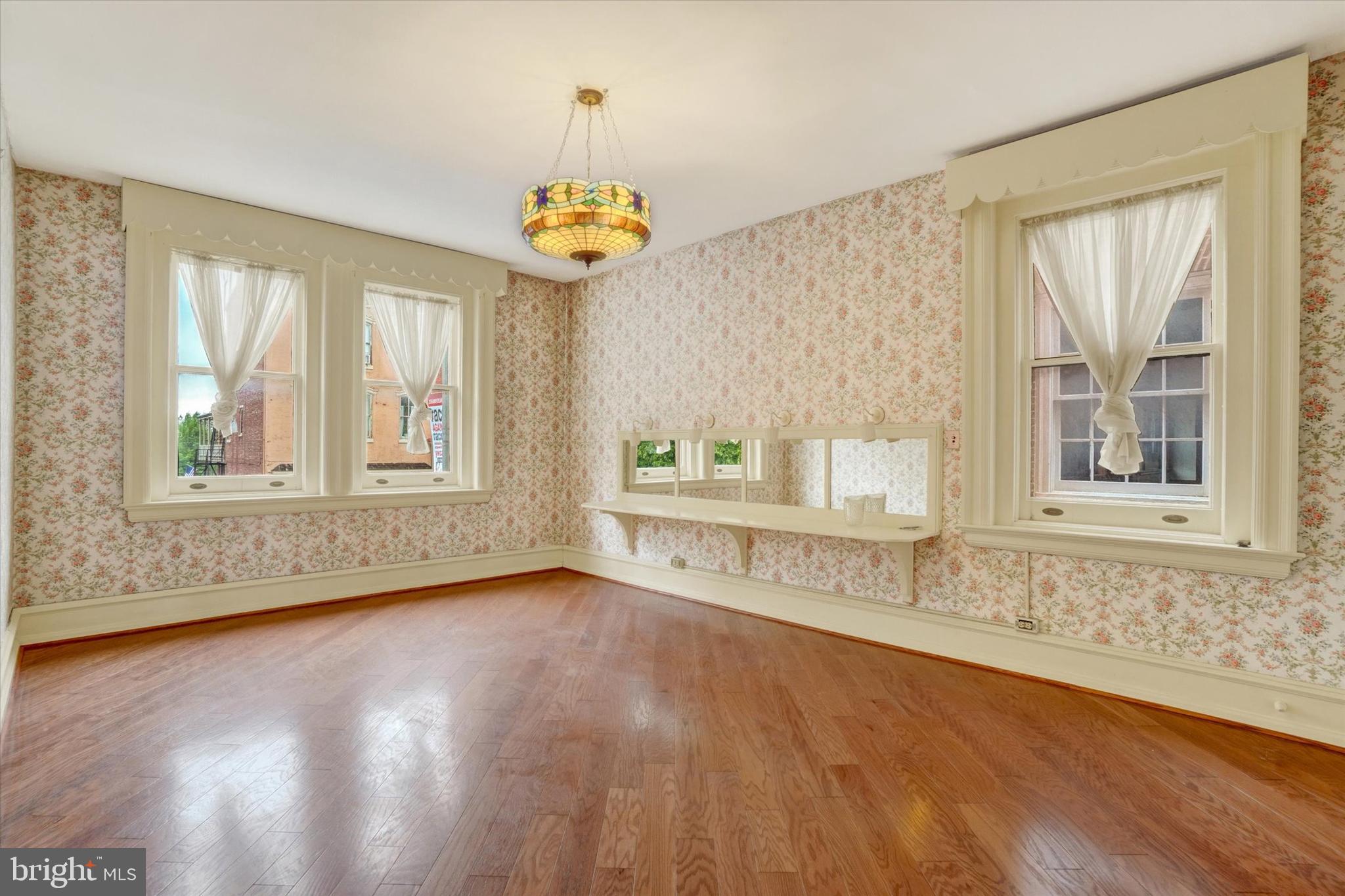 YORK CITY - Commercial Sale