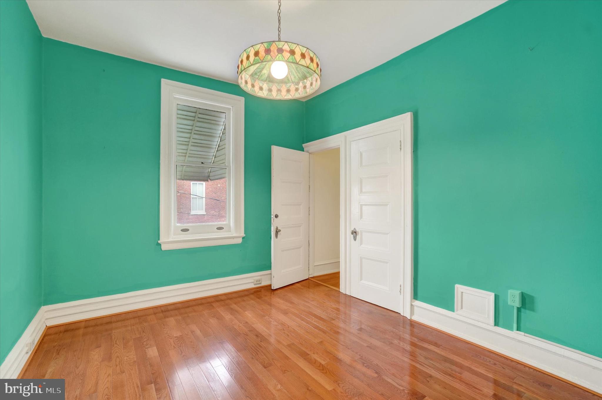 YORK CITY - Commercial Sale