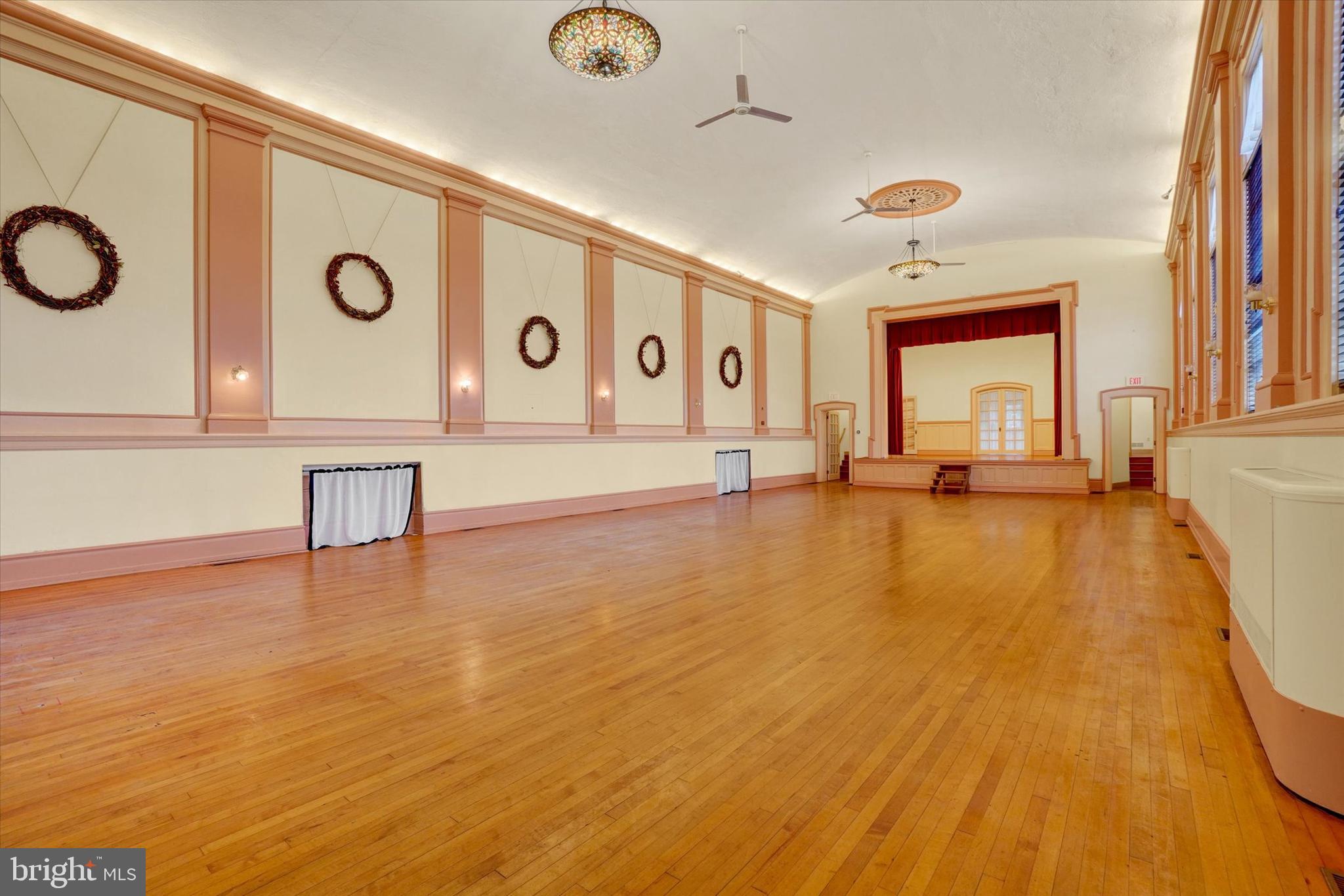 YORK CITY - Commercial Sale