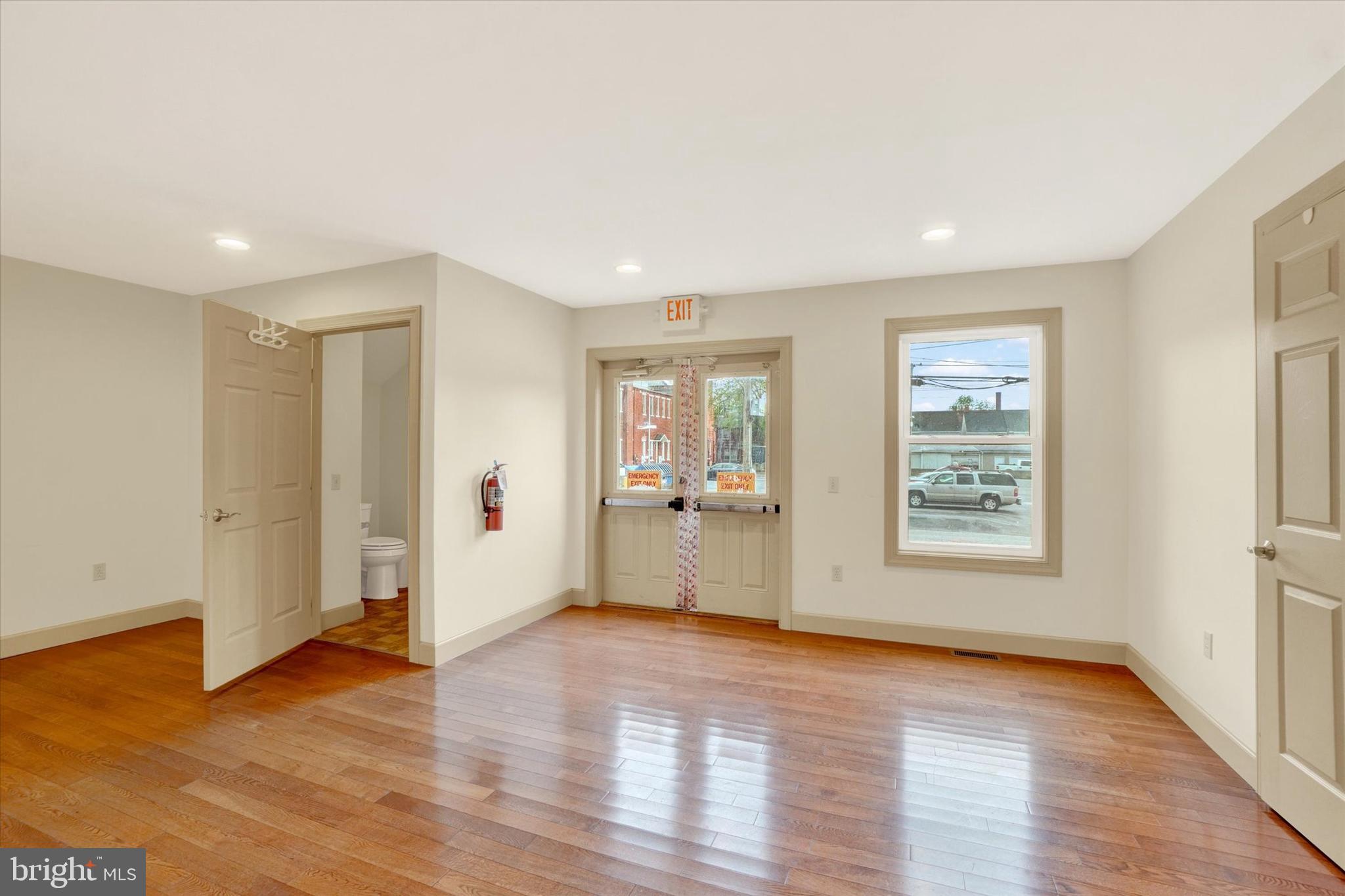 YORK CITY - Commercial Sale