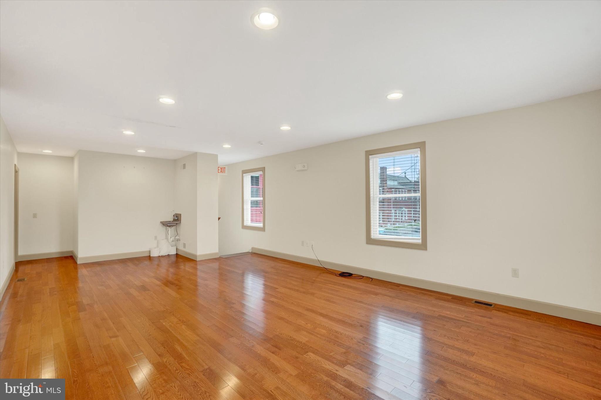 YORK CITY - Commercial Sale