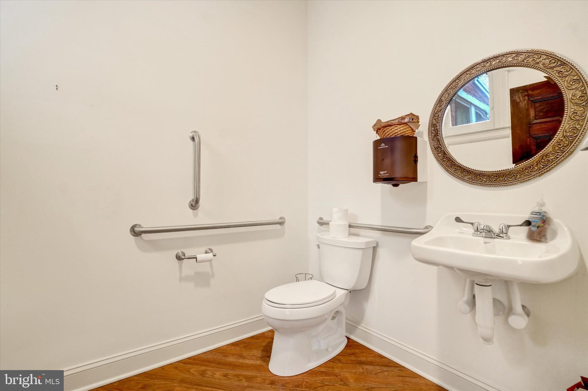 YORK CITY - Commercial Sale