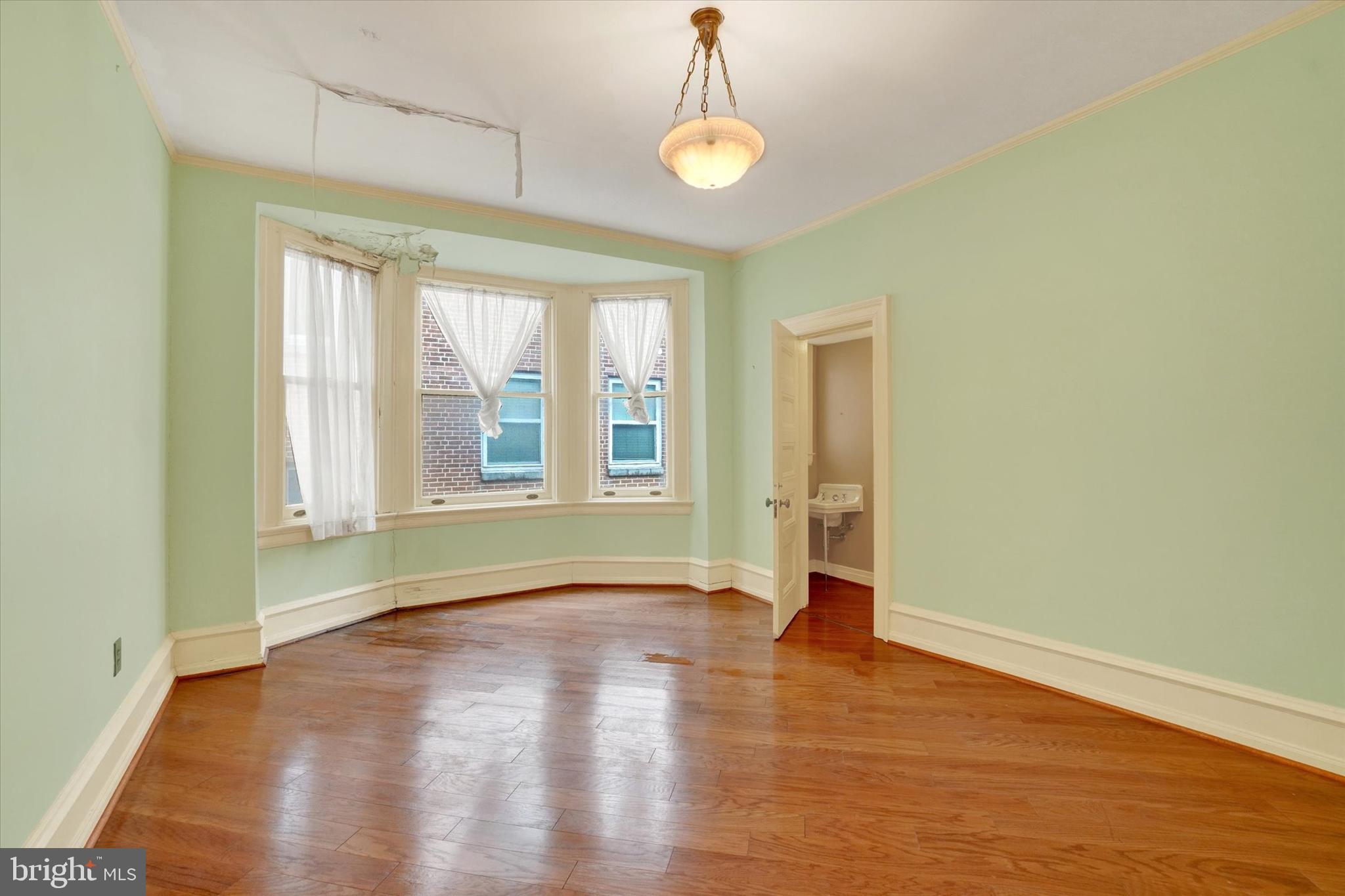 YORK CITY - Commercial Sale