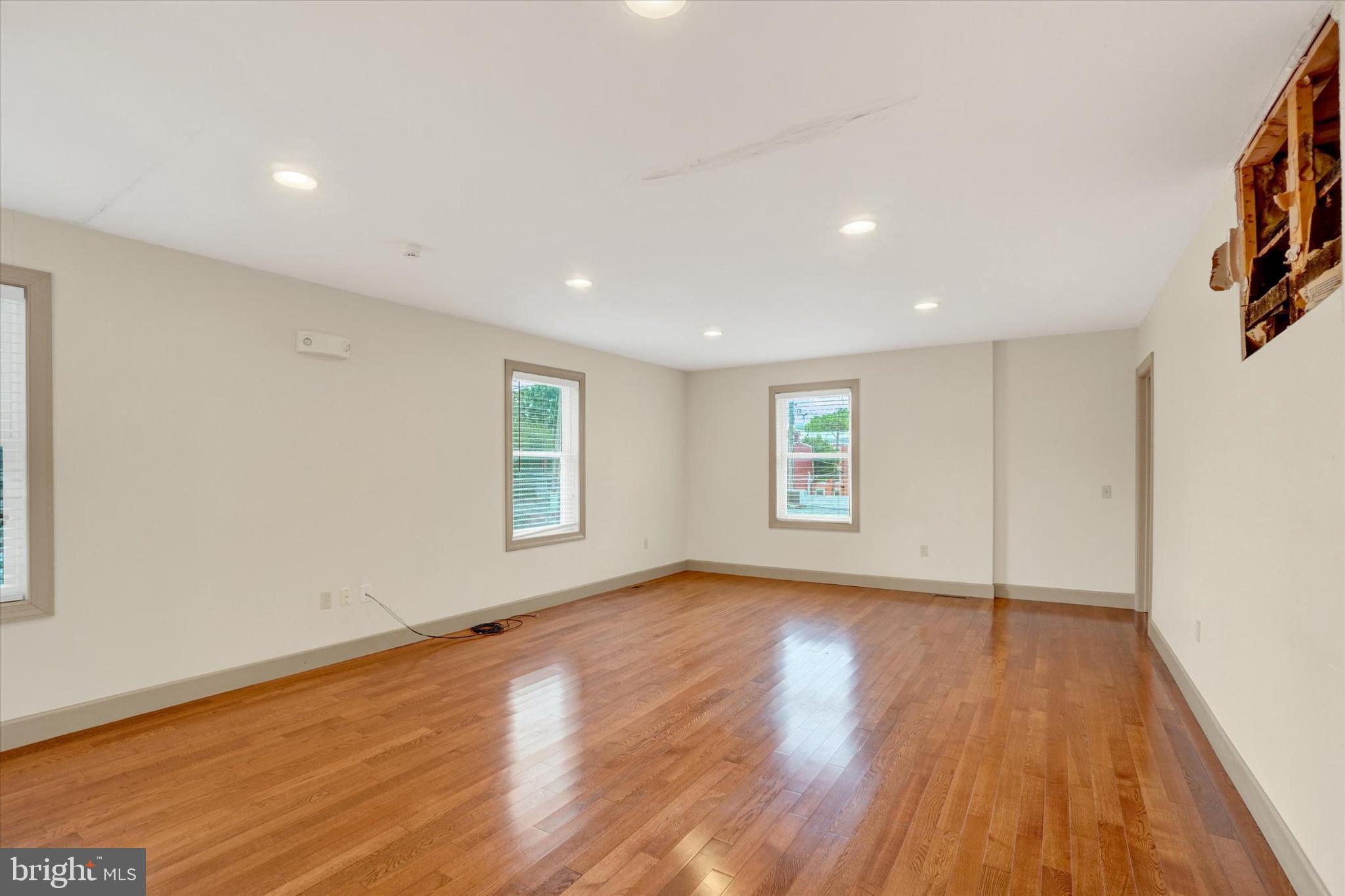 YORK CITY - Commercial Sale