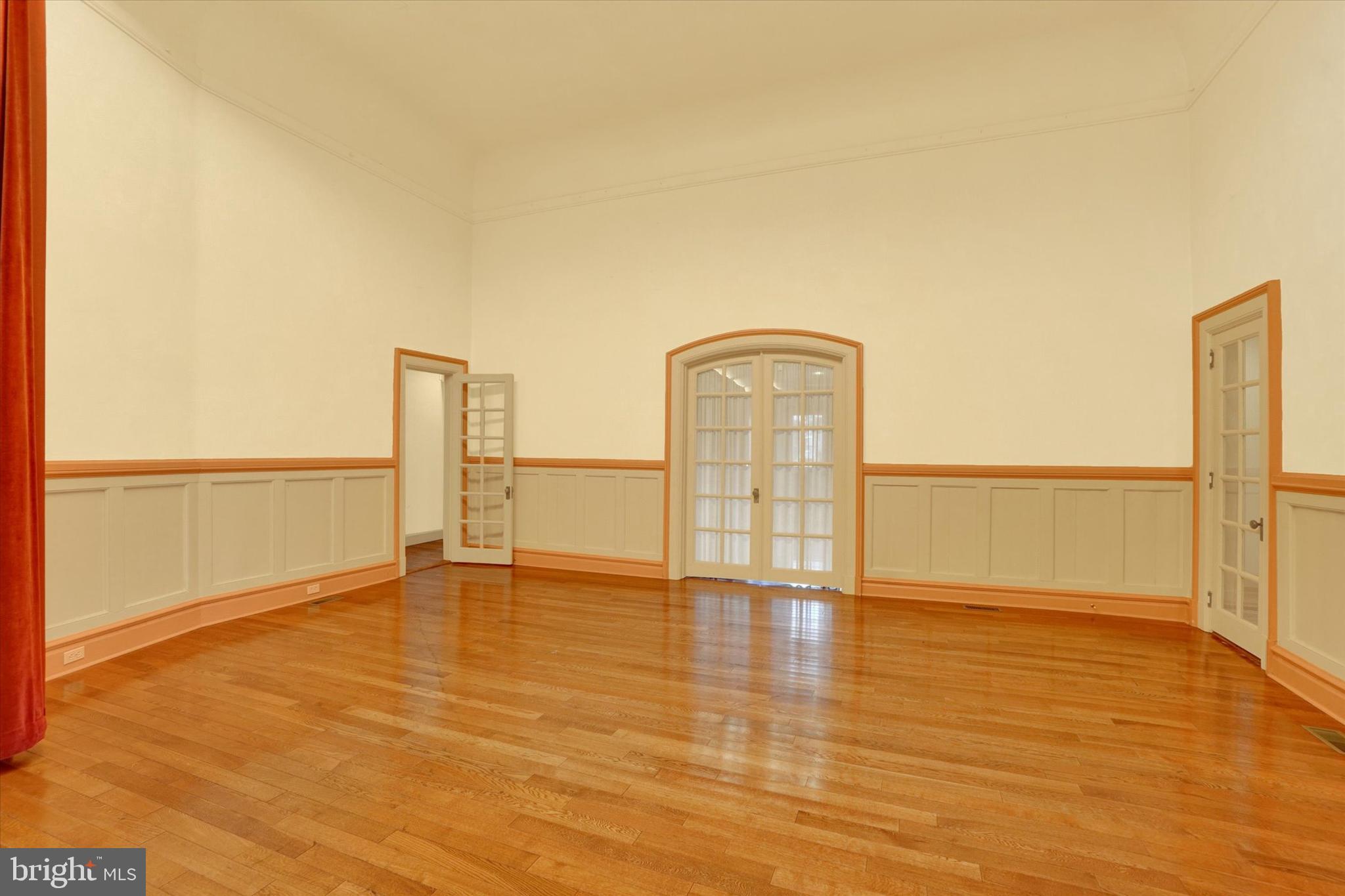 YORK CITY - Commercial Sale