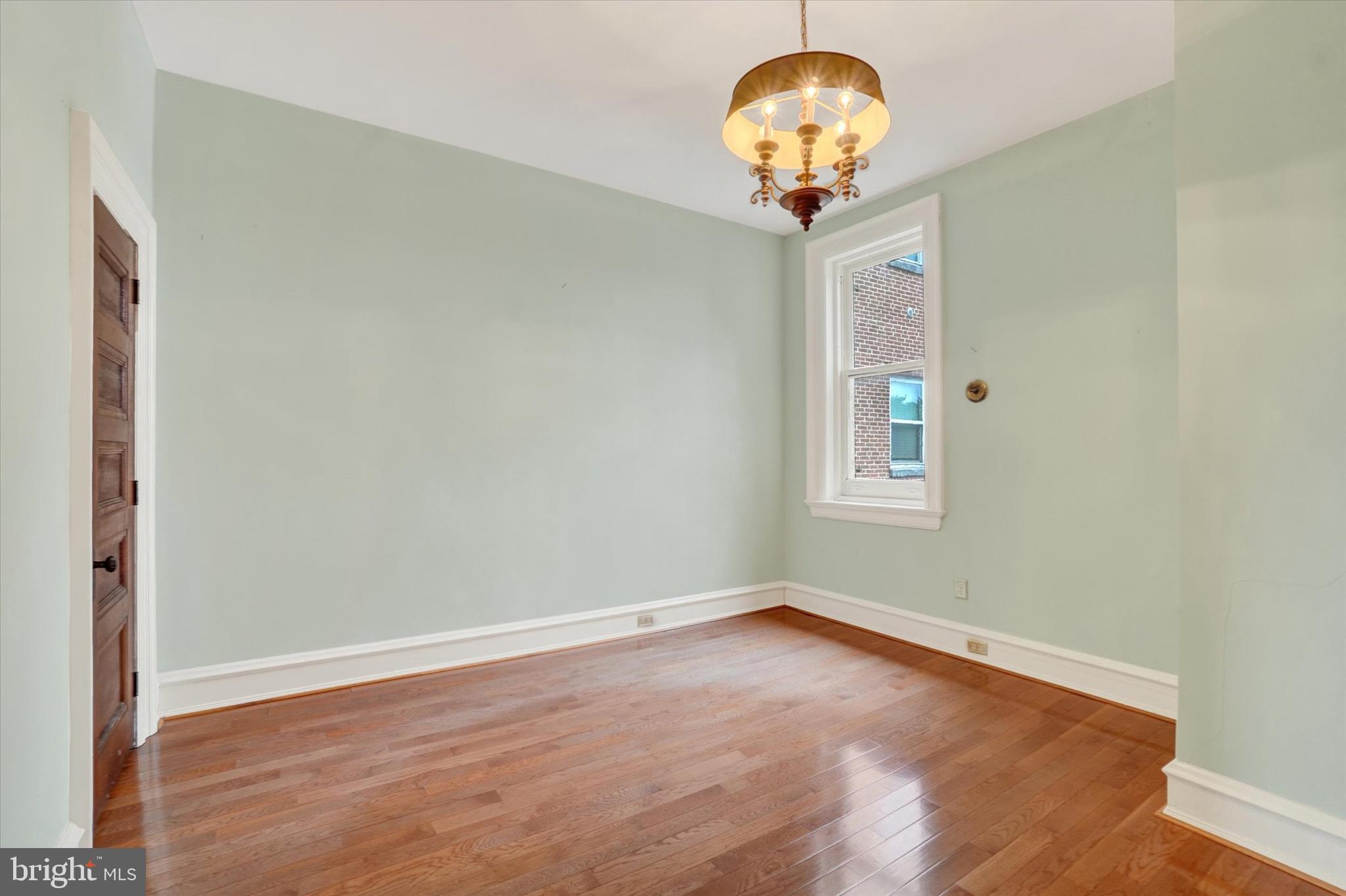 YORK CITY - Commercial Sale