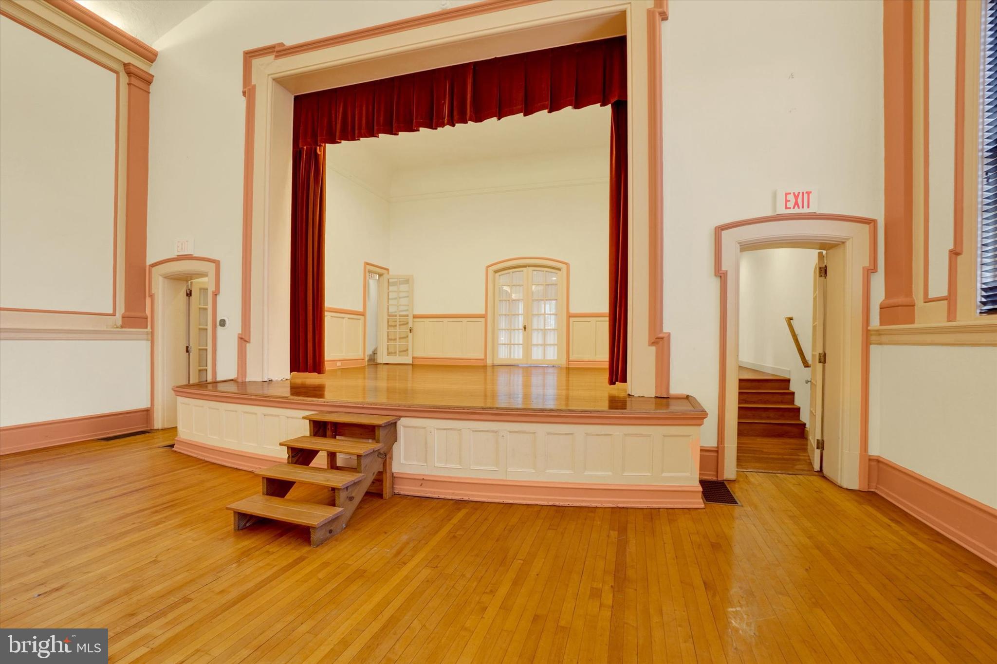 YORK CITY - Commercial Sale