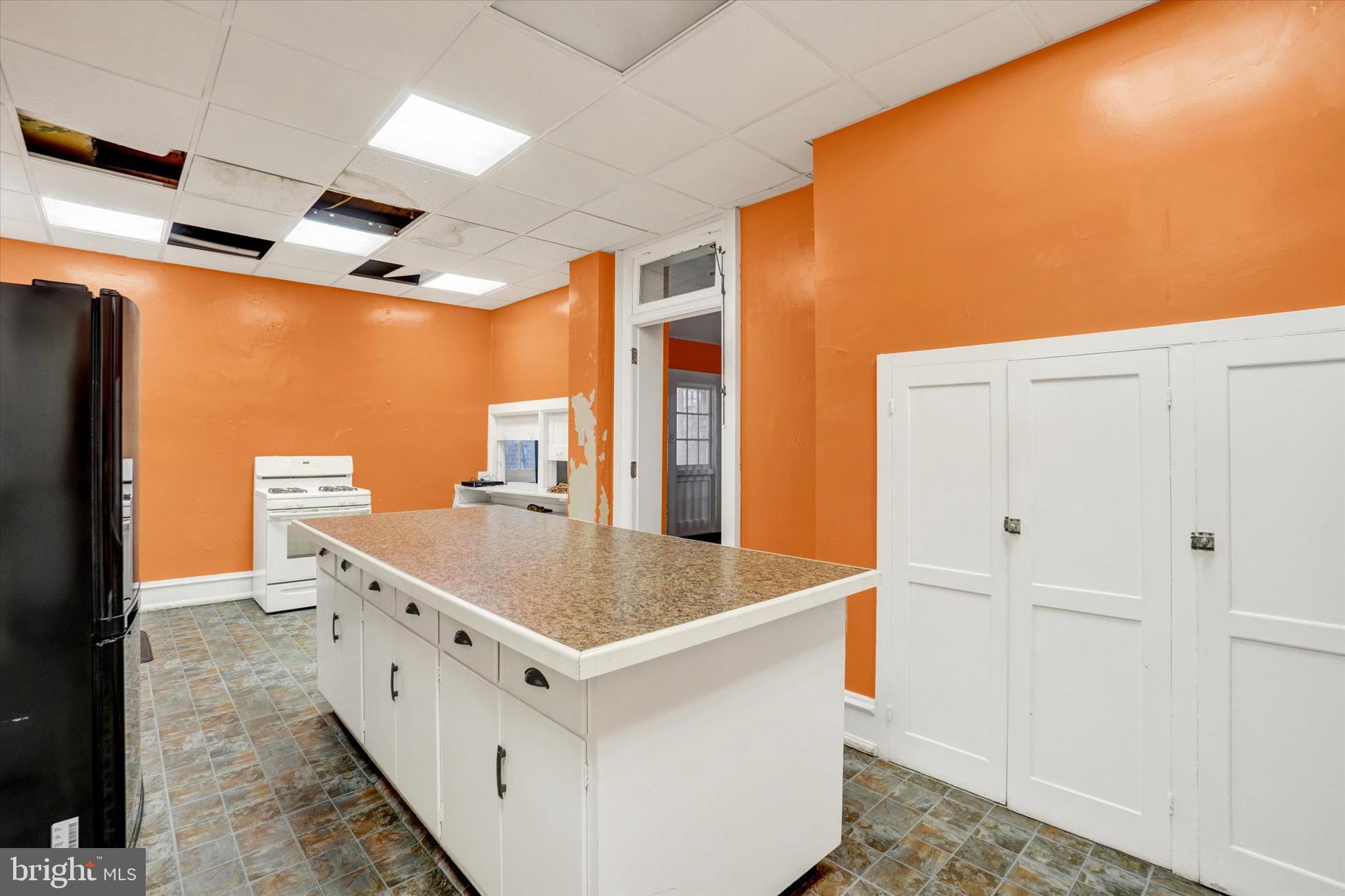 YORK CITY - Commercial Sale