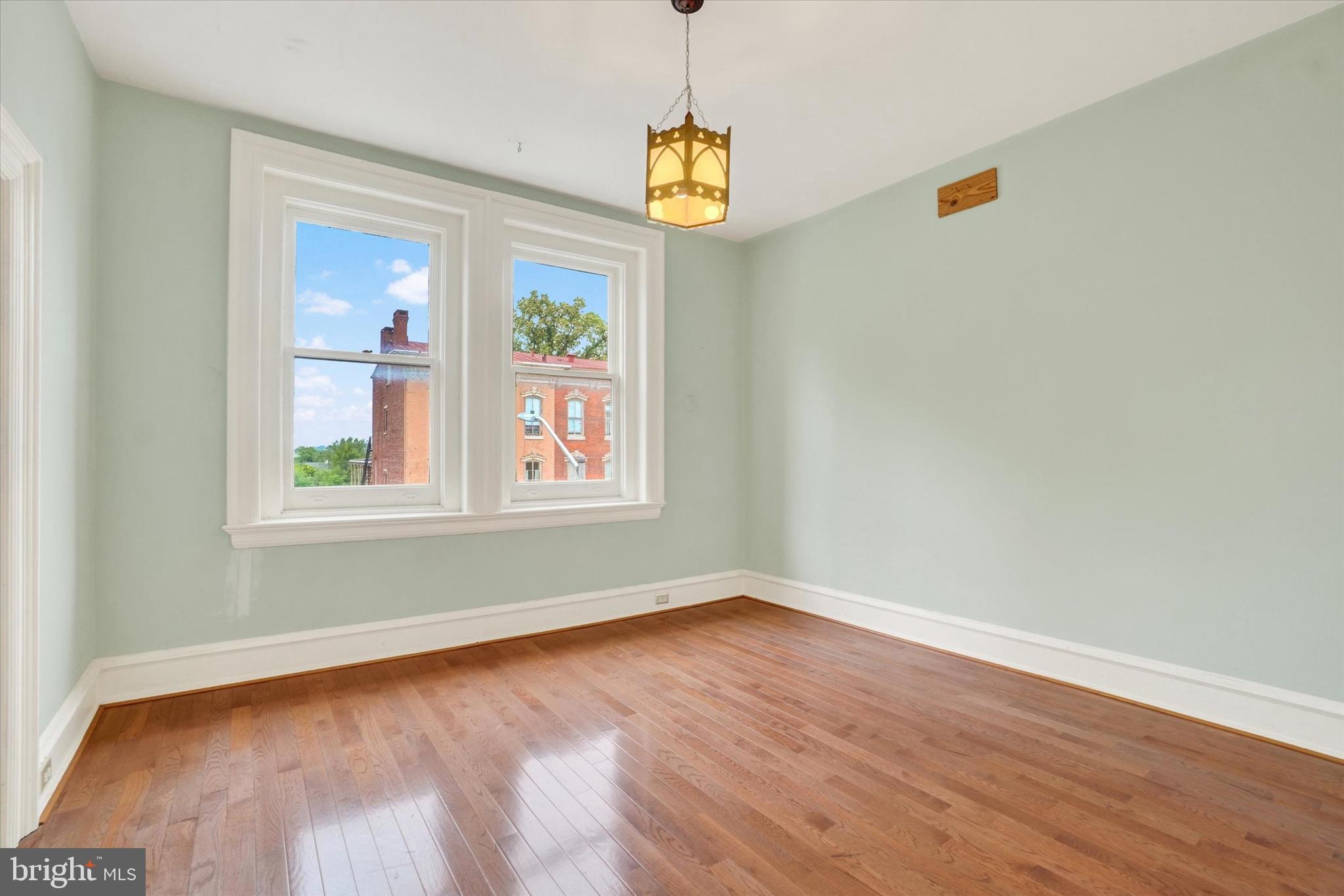 YORK CITY - Commercial Sale