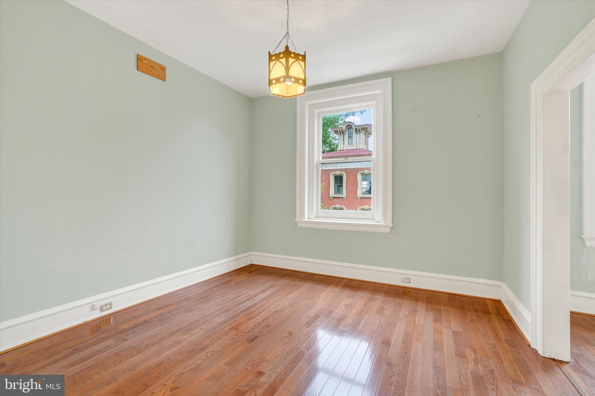 YORK CITY - Commercial Sale