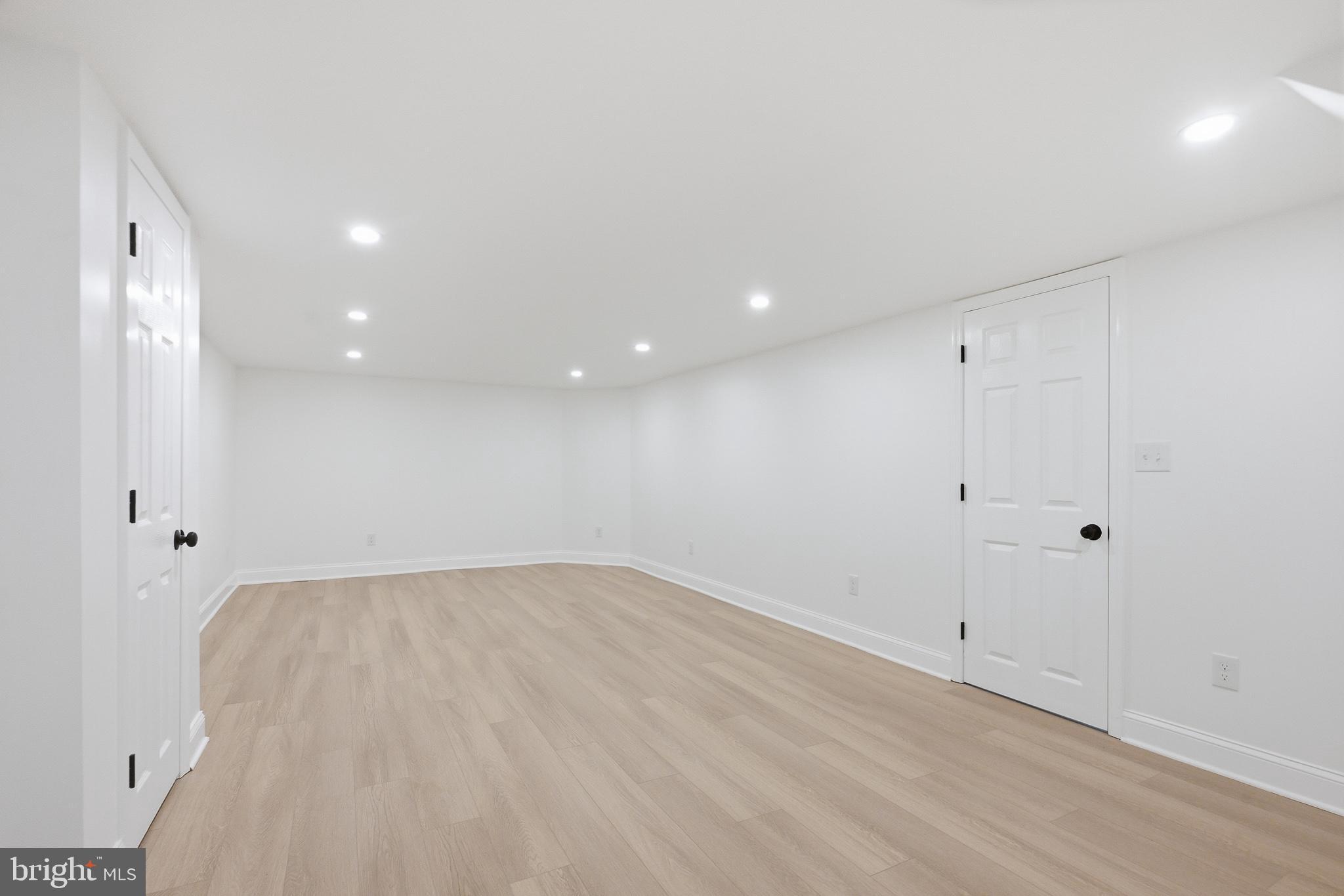 FOUR SEASONS - Residential