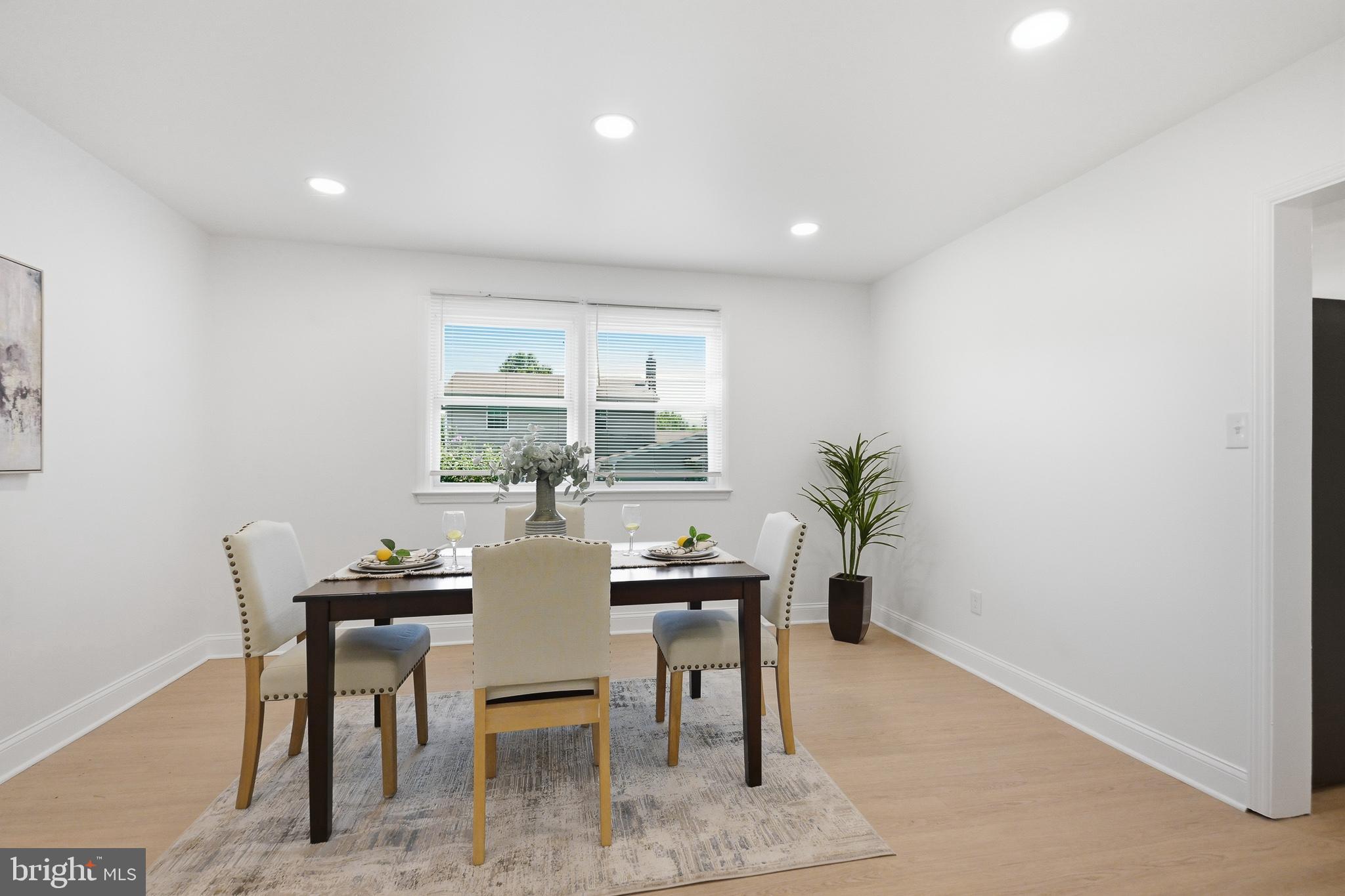 FOUR SEASONS - Residential
