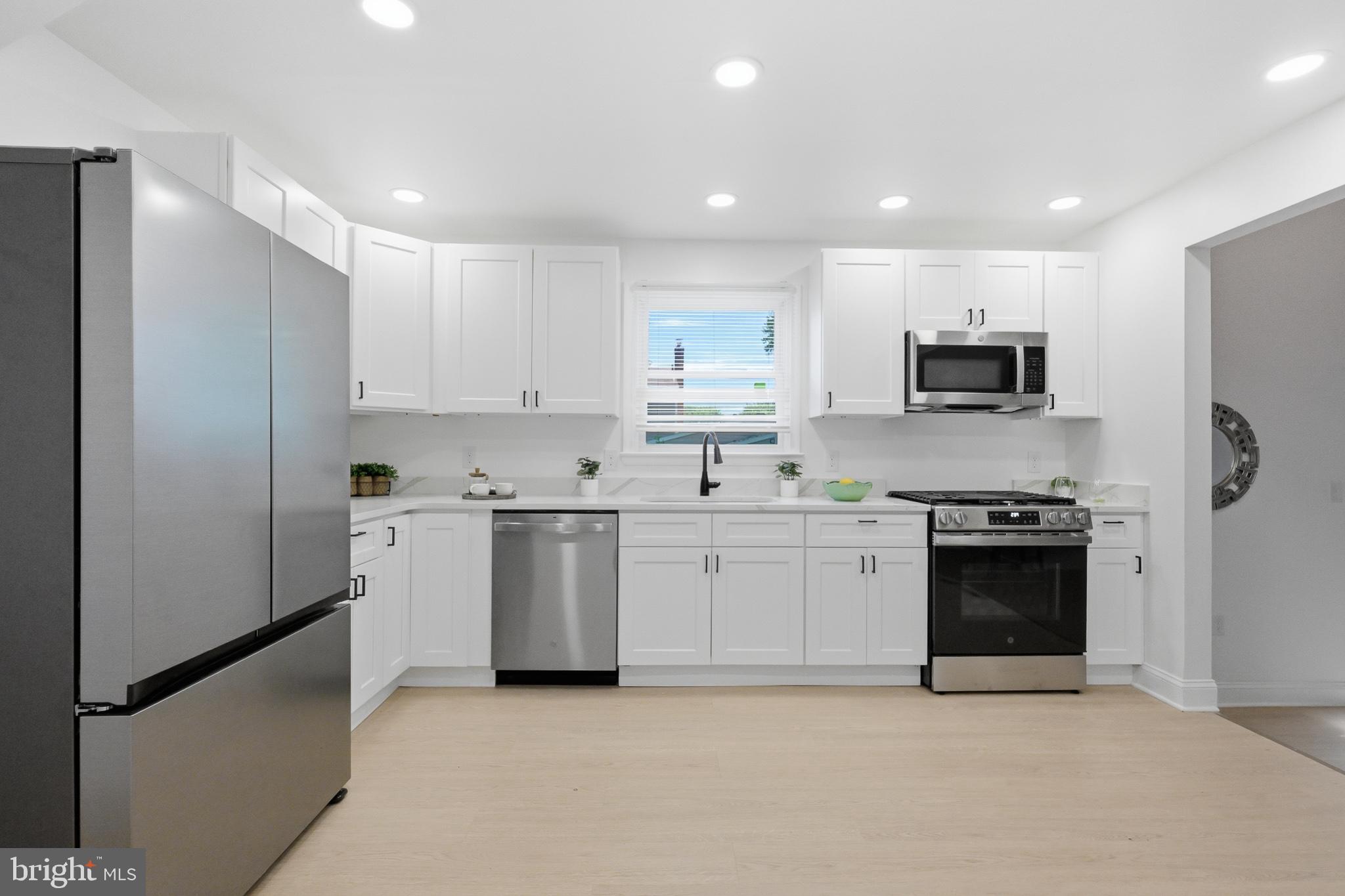 FOUR SEASONS - Residential