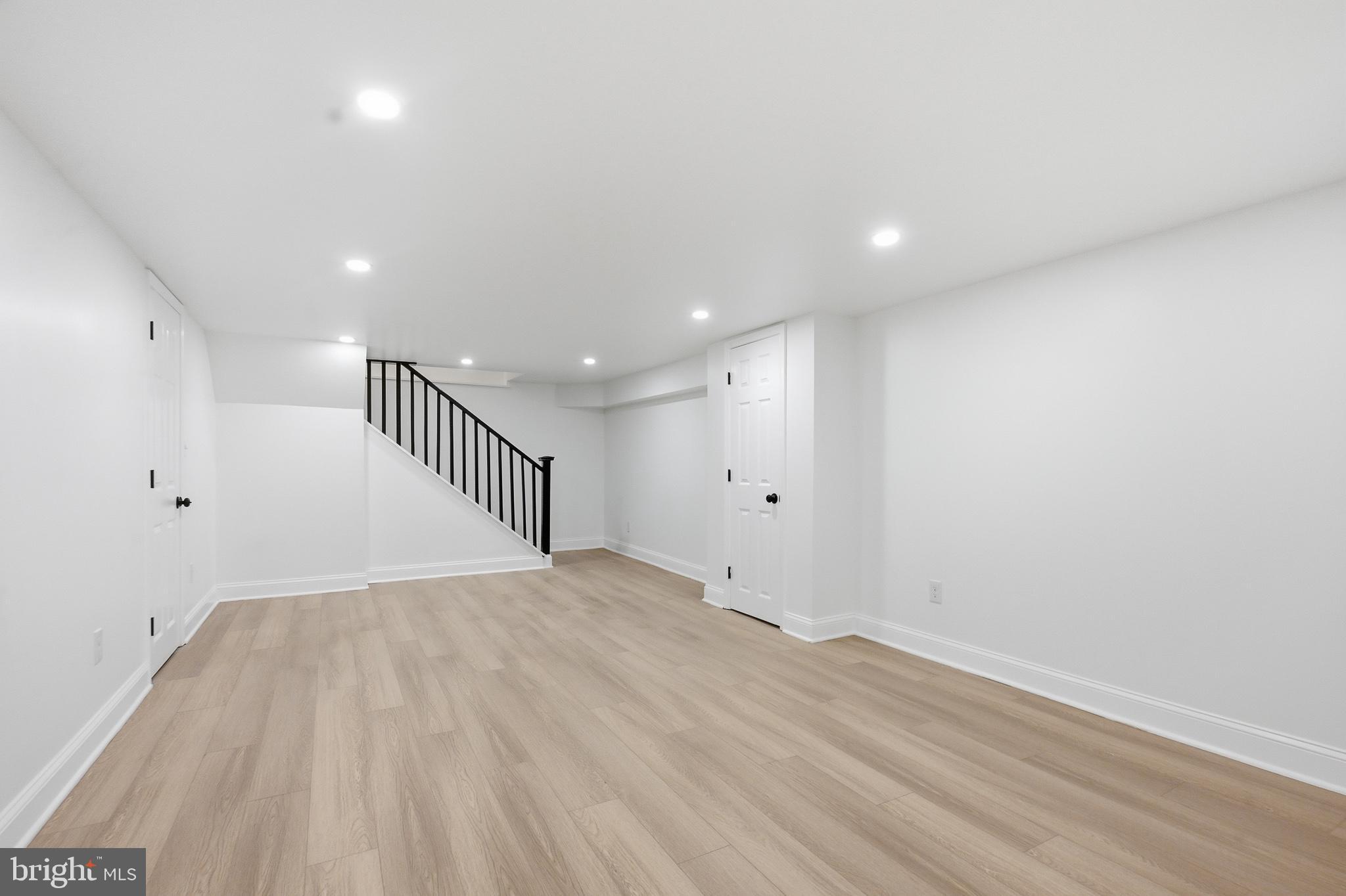 FOUR SEASONS - Residential