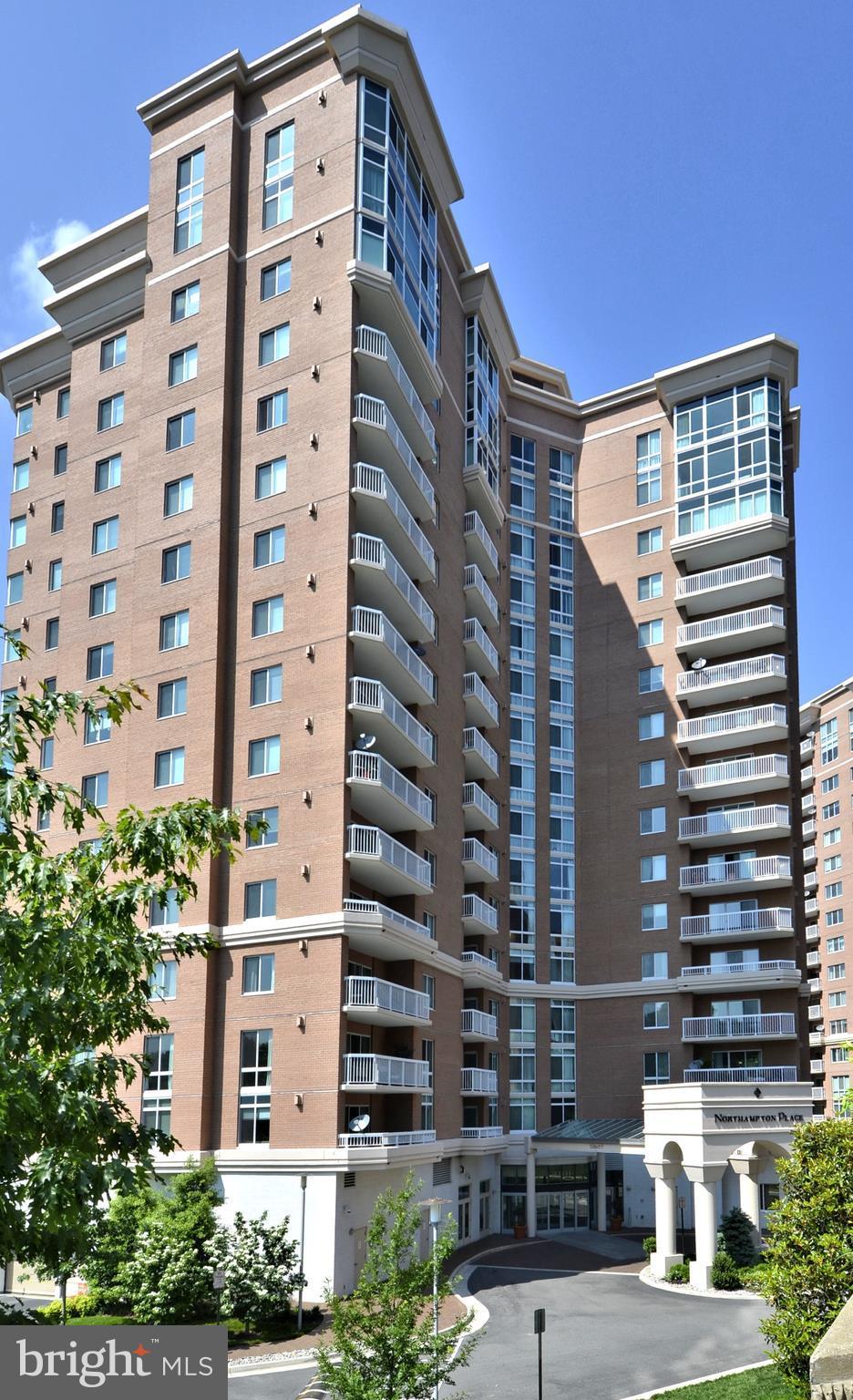 Luxury condo in Alexandria. Kitchen w/ SS appliances, granite countertops, tile floor & breakfast bar. Living room w/ Hardwood floors, crown molding & sliding glass doors leading to private balcony overlooking courtyard. Master bedroom w/ brand new carpet. Master bath w/ tile floor & full tub. Great amenities include outdoor pool, picnic area, fitness center, community party room & garage parking