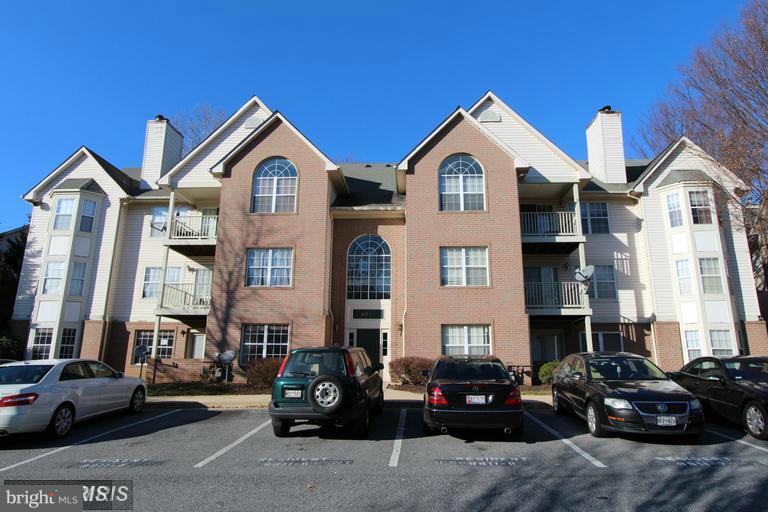 Spacious & Renovated 2 bedroom, 2 bath condo at Lake Pointe! Updated kitchen cabinets, stainless appliances, newer flooring, recessed lighting, fireplace, ground level patio (easy access). Close to Largo Metro, across the street from Largo Town Center, new hospital, and minutes to 495. Beautiful lake-oriented community. Prefer 2+ year lease. Available early Nov.