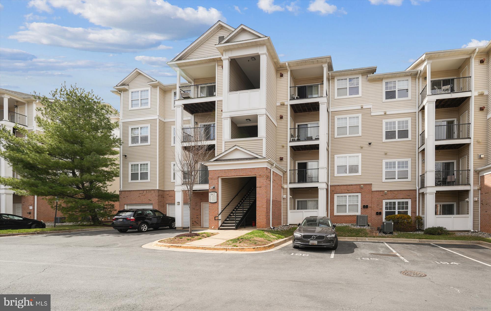Sensational top-floor corner unit with large rooms and lots of natural light - plus a private storage unit! The fabulous floorplan includes the large living room with a dramatic vaulted ceiling with a ceiling fan, the spacious dining room (both with hardwood floors), a built-in desk space, and a gas-burning fireplace. The beautifully updated kitchen offers plenty of cabinet and counter prep space, a convenient breakfast bar, and adjoins the laundry room which has extra space for storage.  The luxury primary suite features a large walk-in closet and a ceiling fan. The spacious full bath includes a double sink vanity and soaking tub. The expansive wrap-around deck offers a lovely outdoor space in which to relax and entertain. Other special features include the linen closet, coat closet, and the large, private storage unit. The excellent location affords close access to the community pool, clubhouse, and exercise room and is close to countless shopping, dining, entertainment options, and major commuter routes.