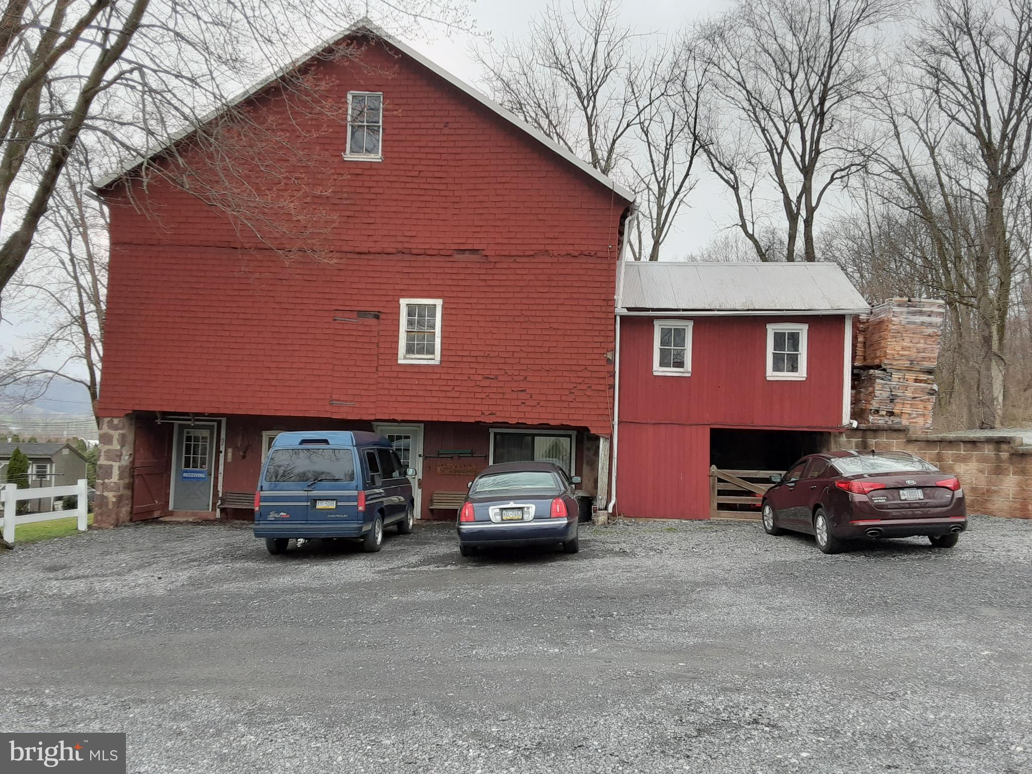 1,520 sf Office with 4 rooms and restroom at $950 per month. Landlord pays the utilities, taxes and insurance.