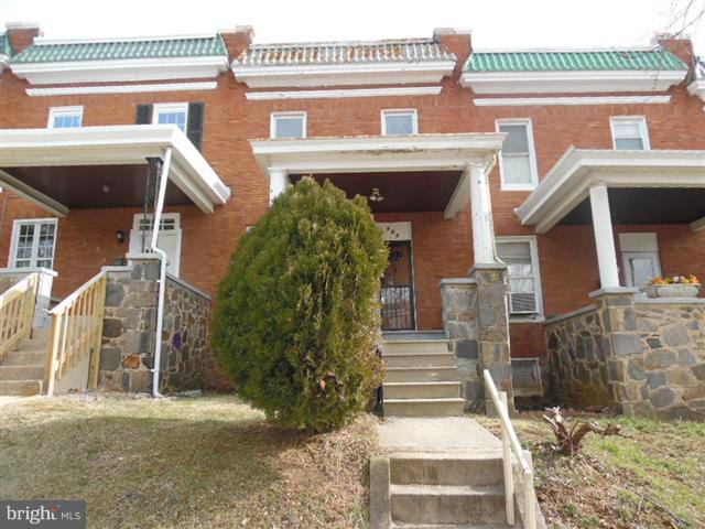 ALL BRICK ROW HOME OFFERS COVERED FRONT PORCH AND FENCED REAR YARD THAT BACKS TO ALLEY. UPGRADES IN THE PAST ARE SOME WINDOWS AND KITCHEN. UPPER LEVEL HAS 3 BEDROOMS AND 1 BATH. MAIN LEVEL HAS OPEN FLOOR PLAN. LOWER LEVEL IS UNFINISHED AND HAS WALK OUT STAIRS. AGENTS PLEASE VIEW DOCS FOR CONTRACT DETAILS ON THIS HUD FORECLOSURE.
