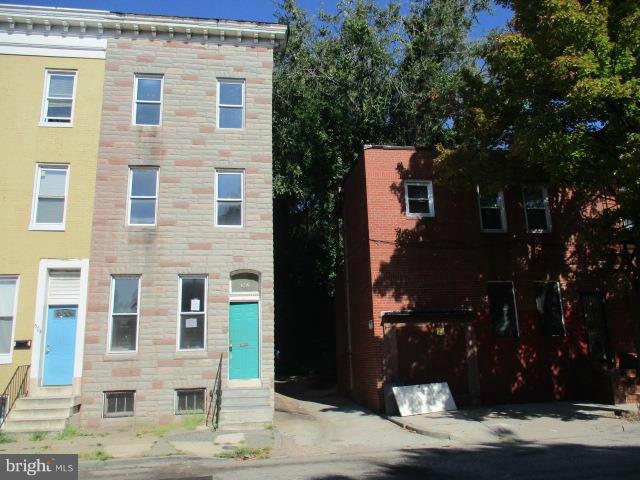 MARBLE HILL FEATURES END UNIT 4 LEVEL ROW HOME. BEDROOMS ON EVERY LEVEL, FULL BATHS ON MAIN AND 4 TH LEVEL . FULL BASEMENT WITH LOTS OF STORAGE. DEEP FENCED REAR YARD THAT HAS ALLEY. POSSIBLE PARKING PAD IN REAR. HOME HAS LOTS OF POTENTIAL . EASY ACCESS TO 83 . AGENTS VIEW GENERAL REMARKS FOR CONTRACT DETAILS.