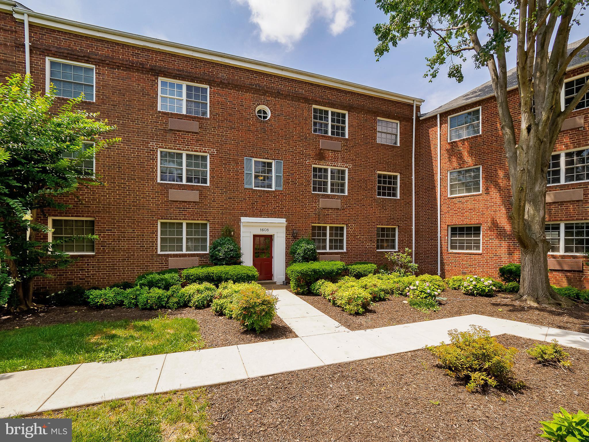 Wonderful first floor residence in sought after Potowmack Crossing... Pristine and polished this renovated unit shows like a model with a true Chef's Kitchen and gleaming wood floors.  Illuminated by sunlight it has an open and airy feeling while also being cozy.  It is the perfect pied a terre for someone on the go!  Steps to the bike path and all that Old Town offers... restaurants, boutiques, bars, banks, grocery stores, wine shoppes... everything everyone visits Old Town for.   Also a quick walk to metro as well as National Airport... you can literally walk to catch your flight.   And just one stop sign to the GW Parkway.