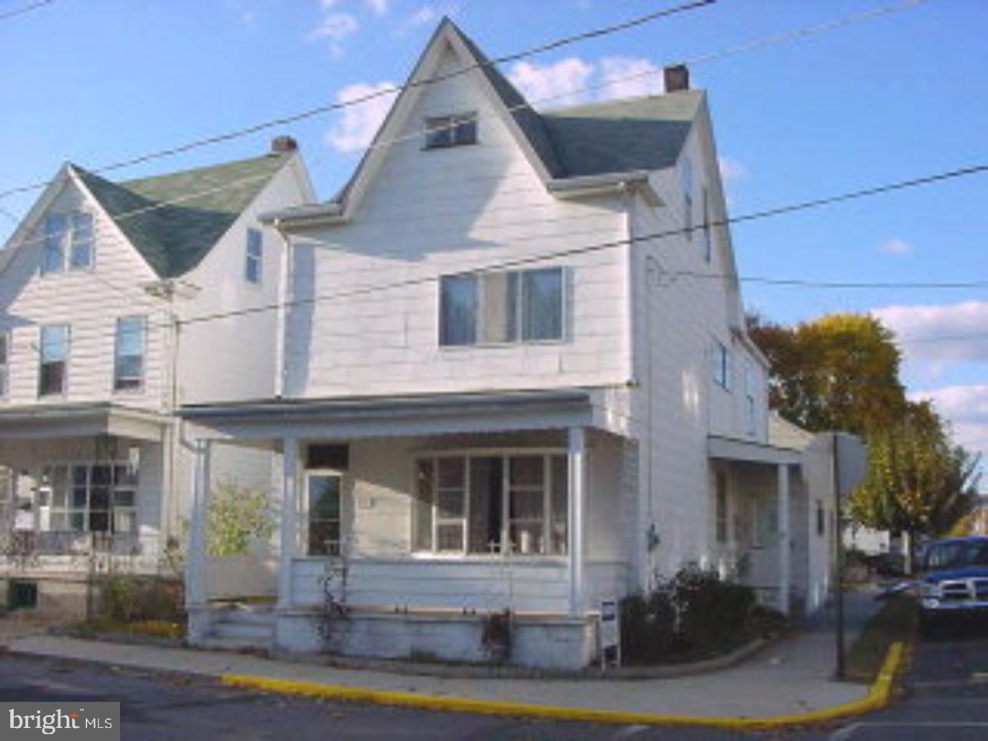 NATURAL WOODWORK, FRENCH DOORS, PRETTY STAIRCASE ADD APPEAL. FRONT FOYER 5'5X6'2. SIDE FOYER/OFFICE 15X18'5. CEDAR WALK-IN CLOSET 2ND FL. FURNACE CLEANED & SERVICED 10/05. HEATED ATTIC WAS UTILIZE AS 4TH BR. PLENTY OF CLOSETS & STORAGE. Mailing Address Continued: ST CLAIR Color: WHITE Amp: 100